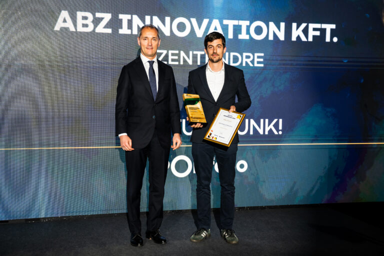 The CEO of ABZ Innovation receives an award