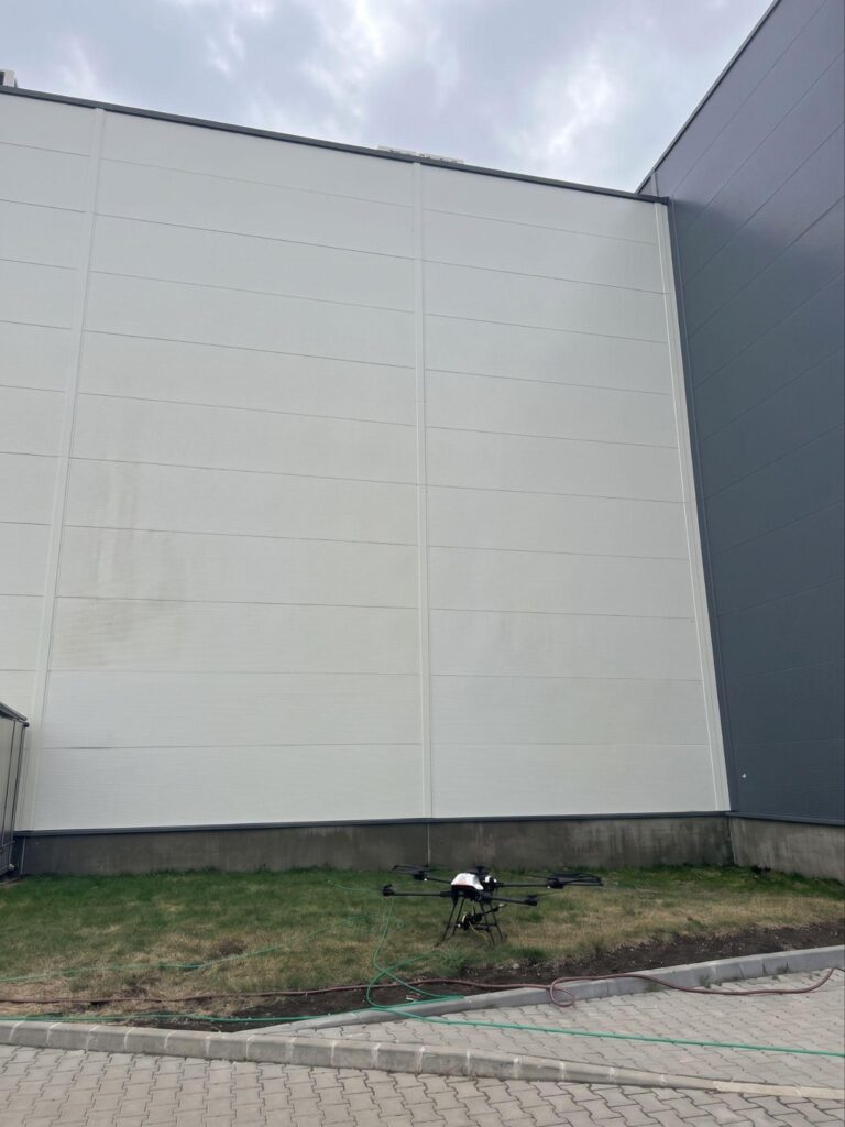 Exterior facade of Lipóti Bakery facility in Hatvan