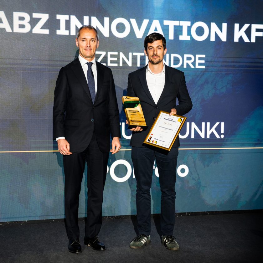 The CEO of ABZ Innovation receives an award